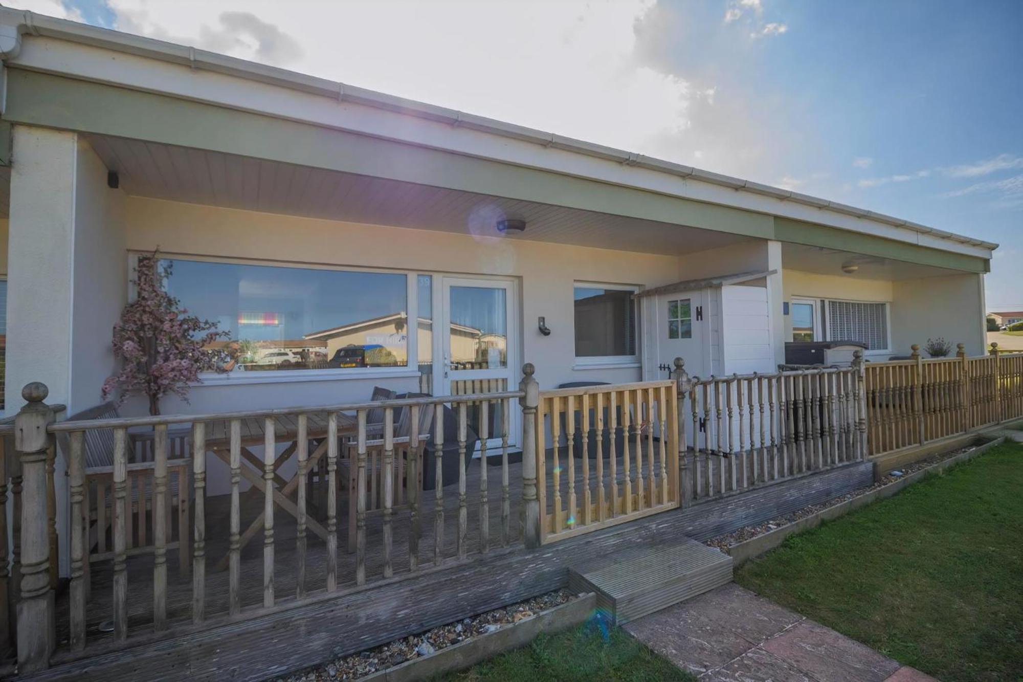 Chalet For Hire At Rainbows End Near A Beautiful Norfolk Beach Ref 31039R Bacton  Esterno foto